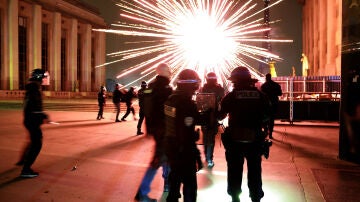 Polic&iacute;a antidisturbios junto a la torre Eiffel