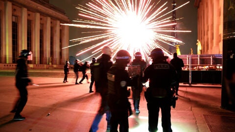 Polic&iacute;a antidisturbios junto a la torre Eiffel
