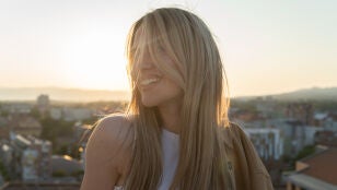Mujer con mechas rubias