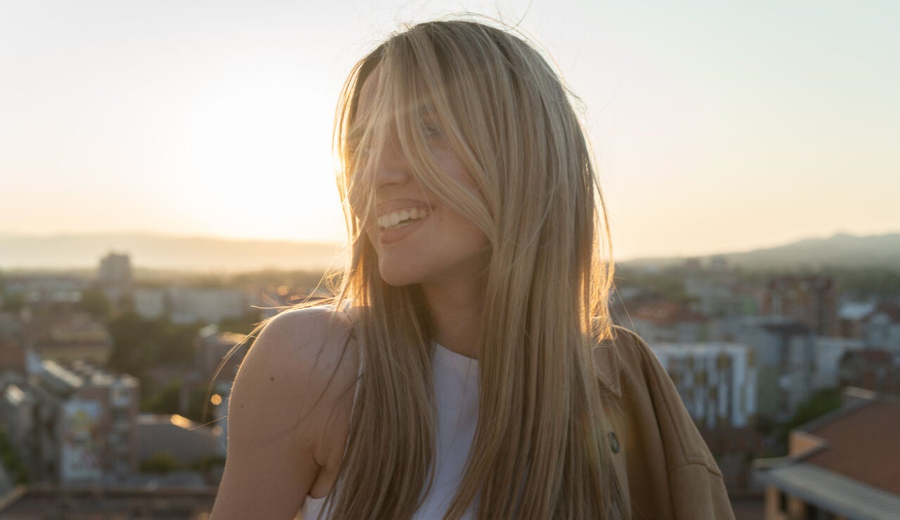 Mujer con mechas rubias