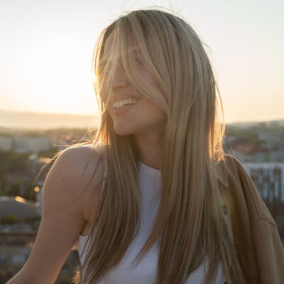 Mujer con mechas rubias