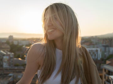 Mujer con mechas rubias