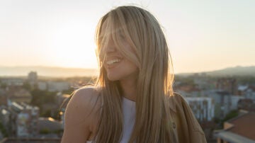 Mujer con mechas rubias