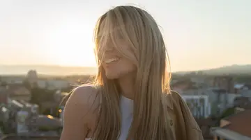 Mujer con mechas rubias Mujer con mechas rubias