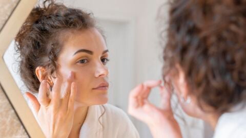 Mujer mirándose al espejo