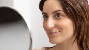 Mujer mir&aacute;ndose al espejo