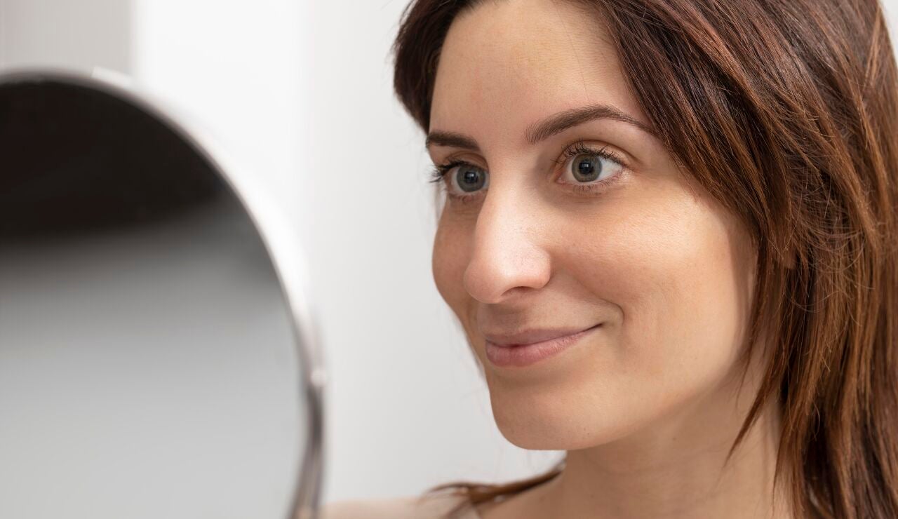 Mujer mir&aacute;ndose al espejo
