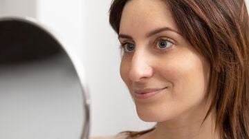 Mujer mir&aacute;ndose al espejo