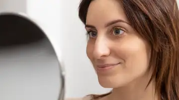 Mujer mirándose al espejo Mujer mirándose al espejo
