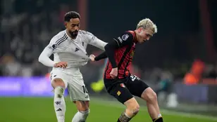 Álex Jiménez (d) protege un balón ante Matheus Cunha (i)