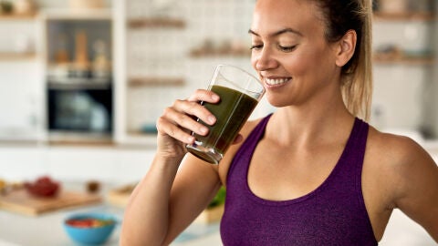 Mujer tomándose un batido saludable