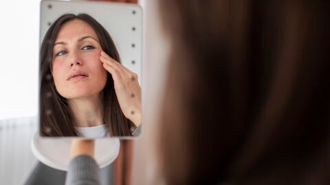 Mujer mirándose al espejo