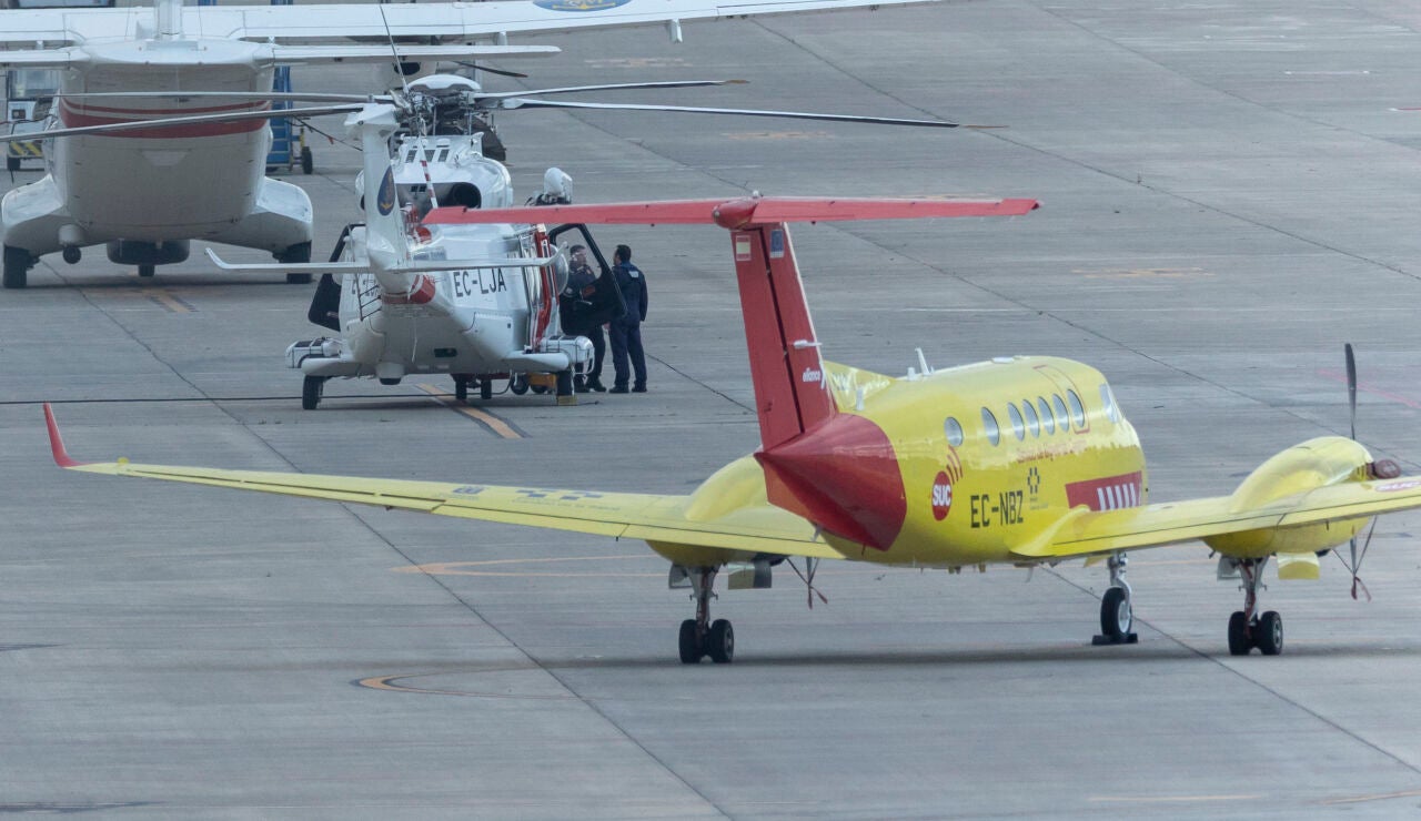 Aeronave del Servicio Canario de la Salud en el aeropuerto de Gran Canaria junto a un avi&oacute;n y un helic&oacute;ptero de Salvamento Mar&iacute;timo durante la estancia del avi&oacute;n ambulancia en la isla.