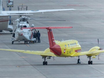 Aeronave del Servicio Canario de la Salud en el aeropuerto de Gran Canaria junto a un avi&oacute;n y un helic&oacute;ptero de Salvamento Mar&iacute;timo durante la estancia del avi&oacute;n ambulancia en la isla.