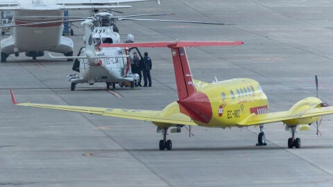 Aeronave del Servicio Canario de la Salud en el aeropuerto de Gran Canaria junto a un avi&oacute;n y un helic&oacute;ptero de Salvamento Mar&iacute;timo durante la estancia del avi&oacute;n ambulancia en la isla.