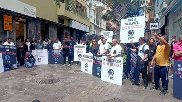 Trabajadores portuarios se concentran en el Parlamento de Canarias contra la llegada del crucero