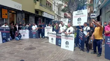 Trabajadores portuarios se concentran en el Parlamento de Canarias contra la llegada del crucero Trabajadores portuarios se concentran en el Parlamento de Canarias contra la llegada del crucero