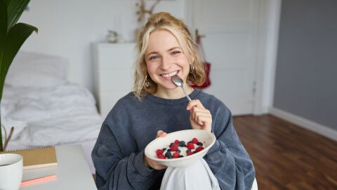 Mujer comiéndose un yogur con fruta