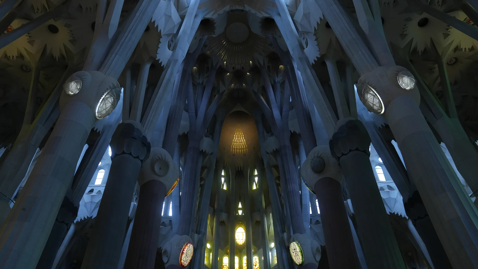 Interior de la Sagrada Familia Interior de la Sagrada Familia