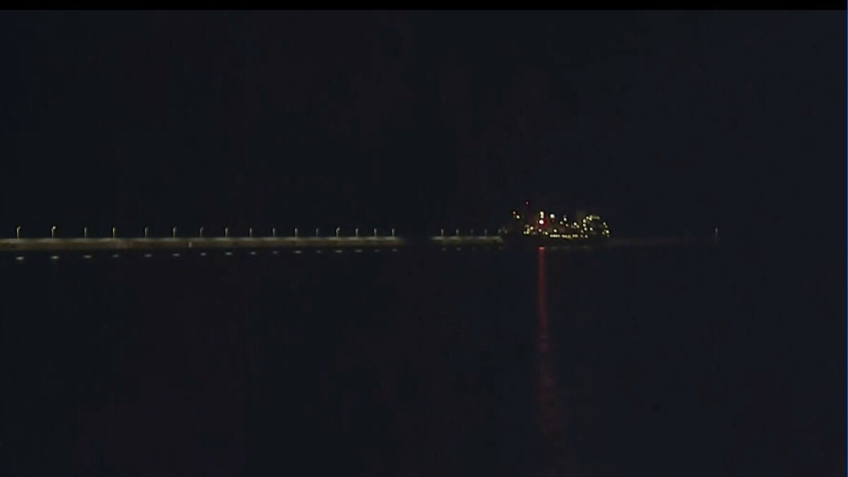 El crucero MV Hondius ya se encuentra fondeado en Tenerife para comenzar el desembarco sanitario