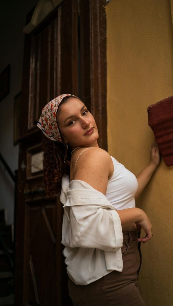 Mujer con pañuelo en la cabeza