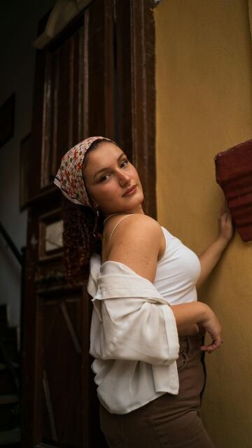 Mujer con pañuelo en la cabeza