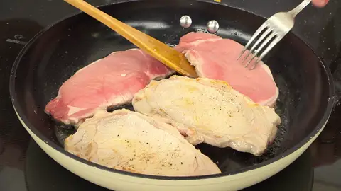 Deshuesa las chuletas, salpimiéntalas y séllalas en la sartén Deshuesa las chuletas, salpimiéntalas y séllalas en la sartén