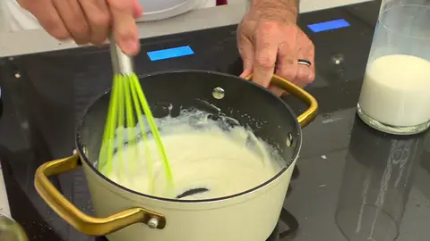 Sazona y cocina la salsa sin parar de remover Sazona y cocina la salsa sin parar de remover