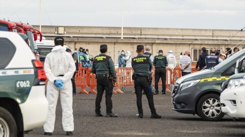 Imagen del operativo desplegado en el puerto de Granadilla de Tenerife