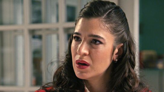 Carmen descubre la infidelidad de Tasio con Paula al verla llorar con sus guantes