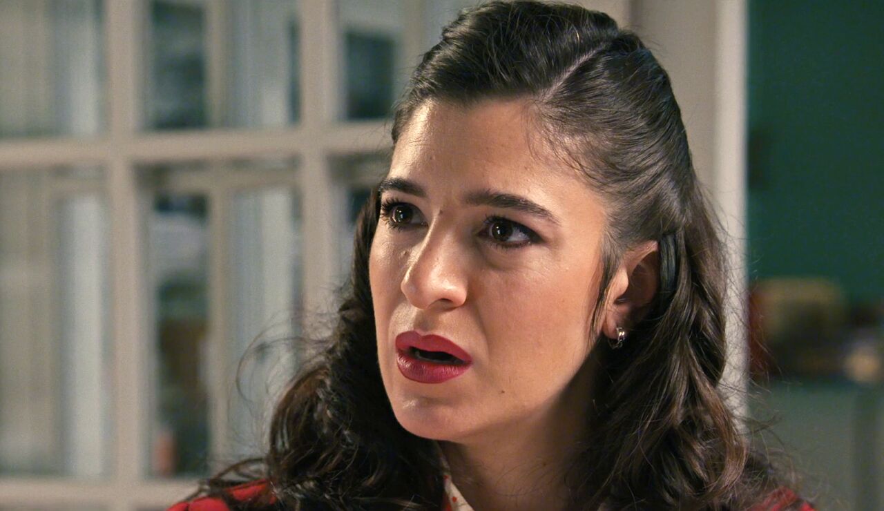 Carmen descubre la infidelidad de Tasio con Paula al verla llorar con sus guantes