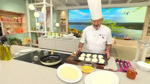 Unta la bandeja del horno con la mantequilla restante Unta la bandeja del horno con la mantequilla restante