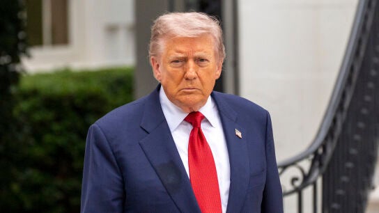 08 May 2026, US, Washington: US President Donald Trump speaks to reporters ahead of departing on Marine One from the South Lawn of the White House. Photo: Jen Golbeck/SOPA Images via ZUMA Press Wire/dpa Jen Golbeck/SOPA Images via ZUMA / DPA 08/05/2026 ONLY FOR USE IN SPAIN