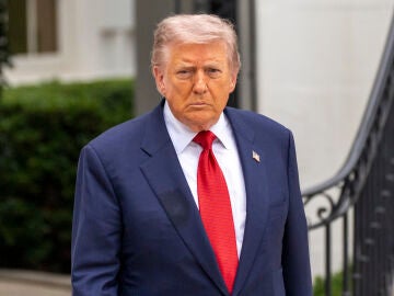 08 May 2026, US, Washington: US President Donald Trump speaks to reporters ahead of departing on Marine One from the South Lawn of the White House. Photo: Jen Golbeck/SOPA Images via ZUMA Press Wire/dpa Jen Golbeck/SOPA Images via ZUMA / DPA 08/05/2026 ONLY FOR USE IN SPAIN