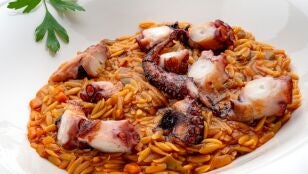 Receta de orzo marinera con pulpo, de Argui&ntilde;ano: una forma deliciosa de cuidar tu cuerpo sin renunciar al sabor