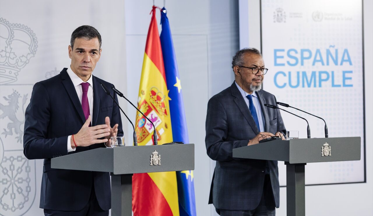 El presidente del Gobierno, Pedro S&aacute;nchez, junto a Tedros Adhanom, director de la OMS