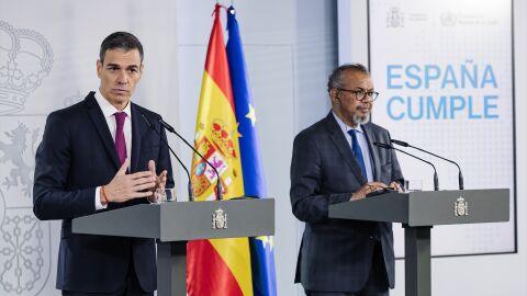 El presidente del Gobierno, Pedro S&aacute;nchez, junto a Tedros Adhanom, director de la OMS
