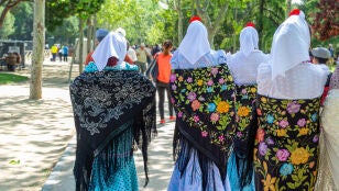Mujeres vestidas con trajes de chulapa en las fiestas de San Isidro