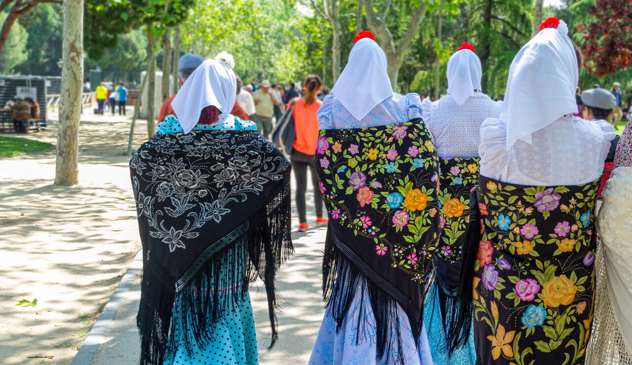 Mujeres vestidas con trajes de chulapa en las fiestas de San Isidro