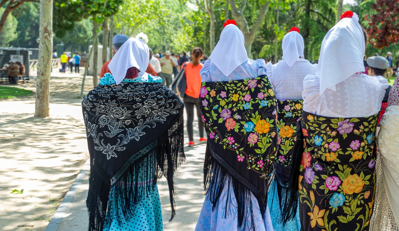 Mujeres vestidas con trajes de chulapa en las fiestas de San Isidro