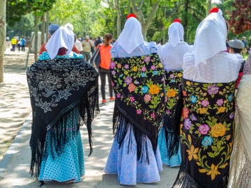 Mujeres vestidas con trajes de chulapa en las fiestas de San Isidro