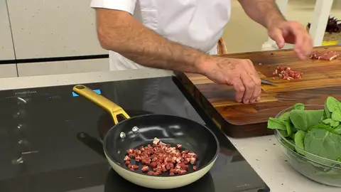 Cuando esté bien crujiente, retíralo a un plato Cuando esté bien crujiente, retíralo a un plato