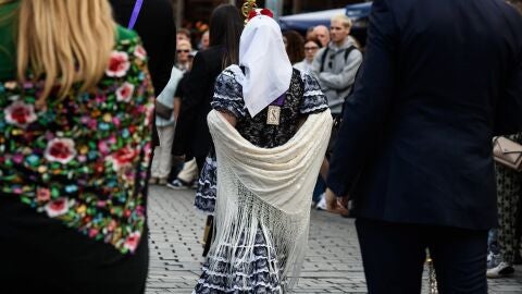 Mujer vestida con un traje de chulapa en las fiestas de San Isidro