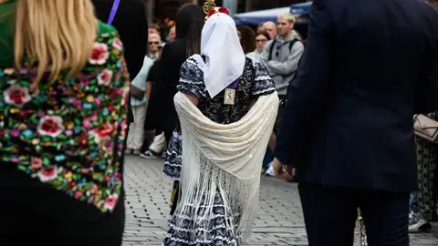 Mujer vestida con un traje de chulapa en las fiestas de San Isidro Mujer vestida con un traje de chulapa en las fiestas de San Isidro
