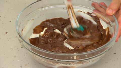 Mezcla la nata con el chocolate poco a poco