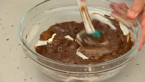 Mezcla la nata con el chocolate poco a poco Mezcla la nata con el chocolate poco a poco