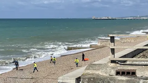 Recuperan los cadáveres de tres mujeres en aguas frente a la localidad de Brighton, Inglaterra Recuperan los cadáveres de tres mujeres en aguas frente a la localidad de Brighton, Inglaterra