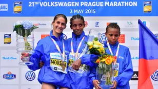 La maratoniana etíope Yebrgual Melese, en el centro de la imagen