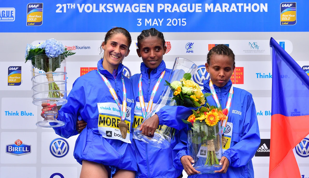 La maratoniana etíope Yebrgual Melese, en el centro de la imagen