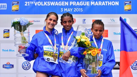 La maratoniana et&iacute;ope Yebrgual Melese, en el centro de la imagen